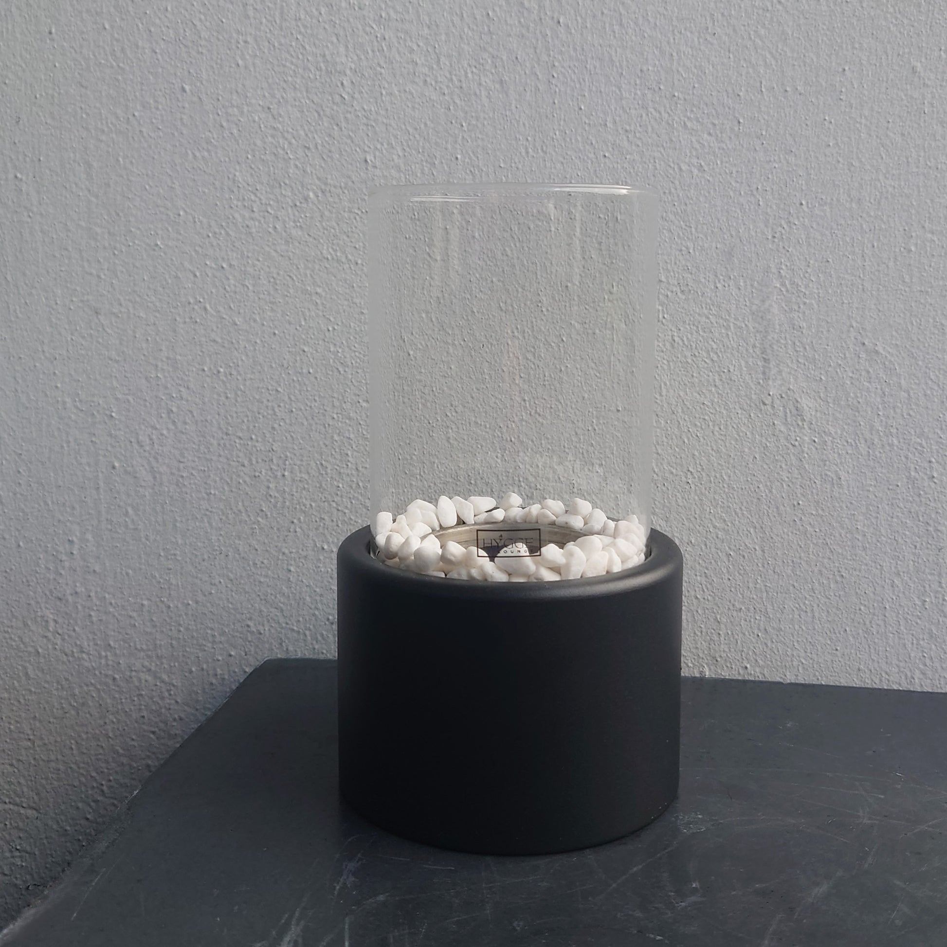 HyggeFlamme, Bordpejs, Mini pejs, hvide sten, sort metal, Brand Hyggelounge, hygge