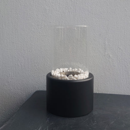 HyggeFlamme, Bordpejs, Mini pejs, hvide sten, sort metal, Brand Hyggelounge, hygge