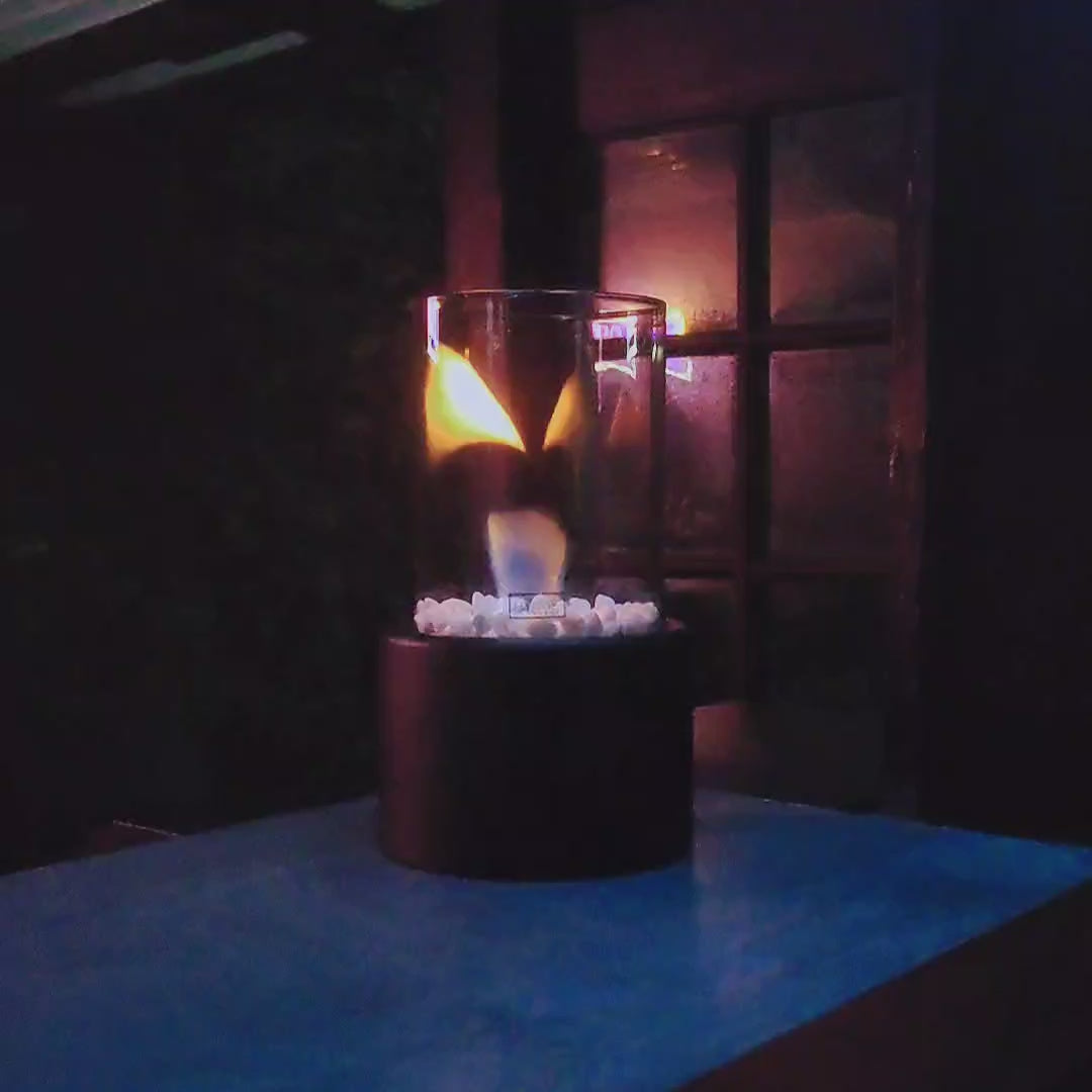 Hyggeflamme to go, Bordpejs, mini pejs, Hyggelig stemning, varme flammer, skøn musik, hvide deko sten, brand Hyggelounge, stilfuld