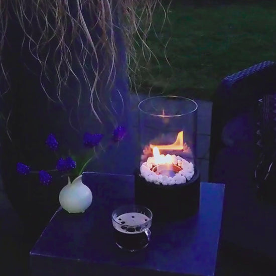 HyggeFlamme bordpejs tændt i halvmørke