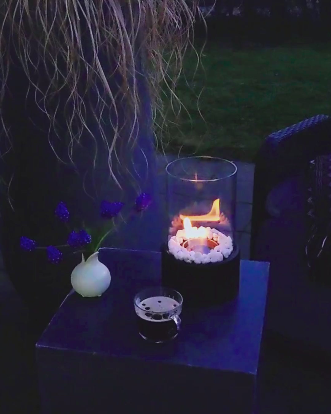 HyggeFlamme bordpejs tændt i halvmørke